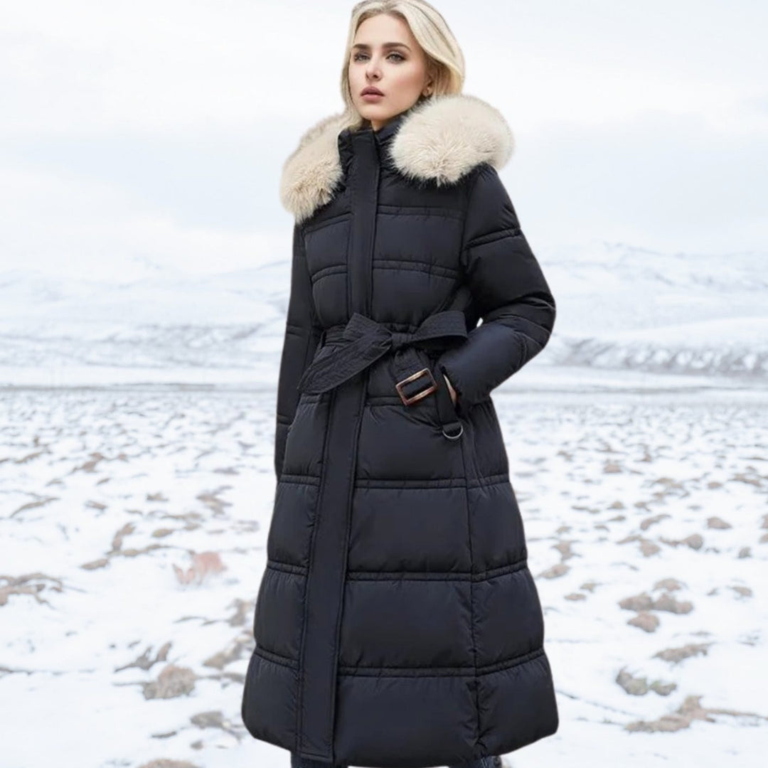 Agnes — Kuscheliger Wintermantel mit Kunstfell-Kapuze und Gürtel für Damen, Das Modehaus Luzern