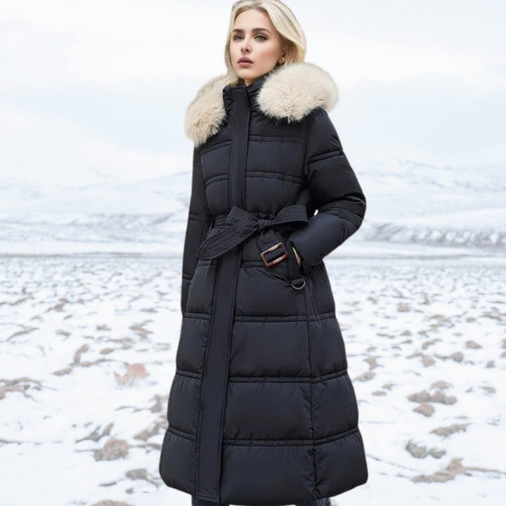 Agnes — Kuscheliger Wintermantel mit Kunstfell-Kapuze und Gürtel für Damen, Das Modehaus Luzern