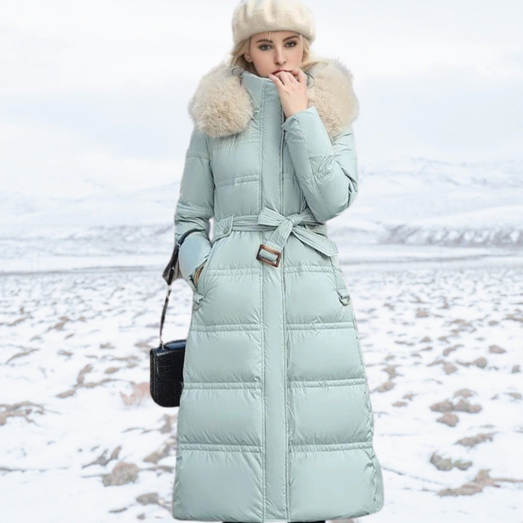 Agnes — Kuscheliger Wintermantel mit Kunstfell-Kapuze und Gürtel für Damen, Das Modehaus Luzern