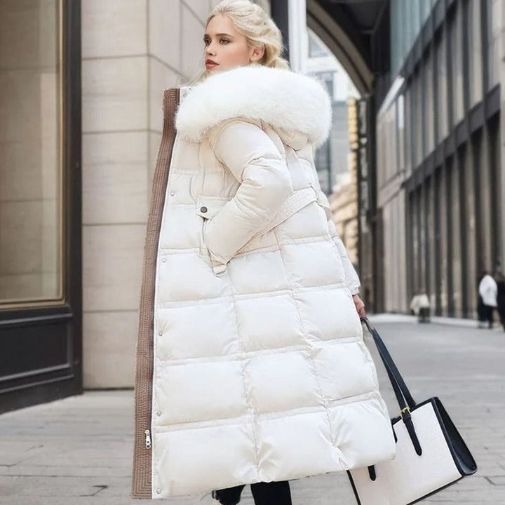 Agnes — Kuscheliger Wintermantel mit Kunstfell-Kapuze und Gürtel für Damen, Das Modehaus Luzern