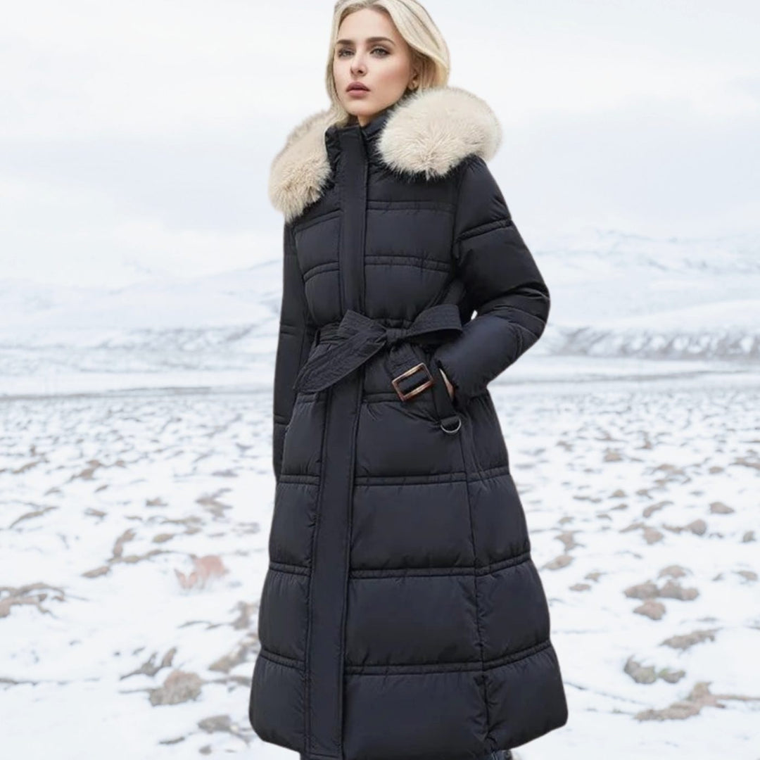 Agnes — Kuscheliger Wintermantel mit Kunstfell-Kapuze und Gürtel für Damen, Das Modehaus Luzern