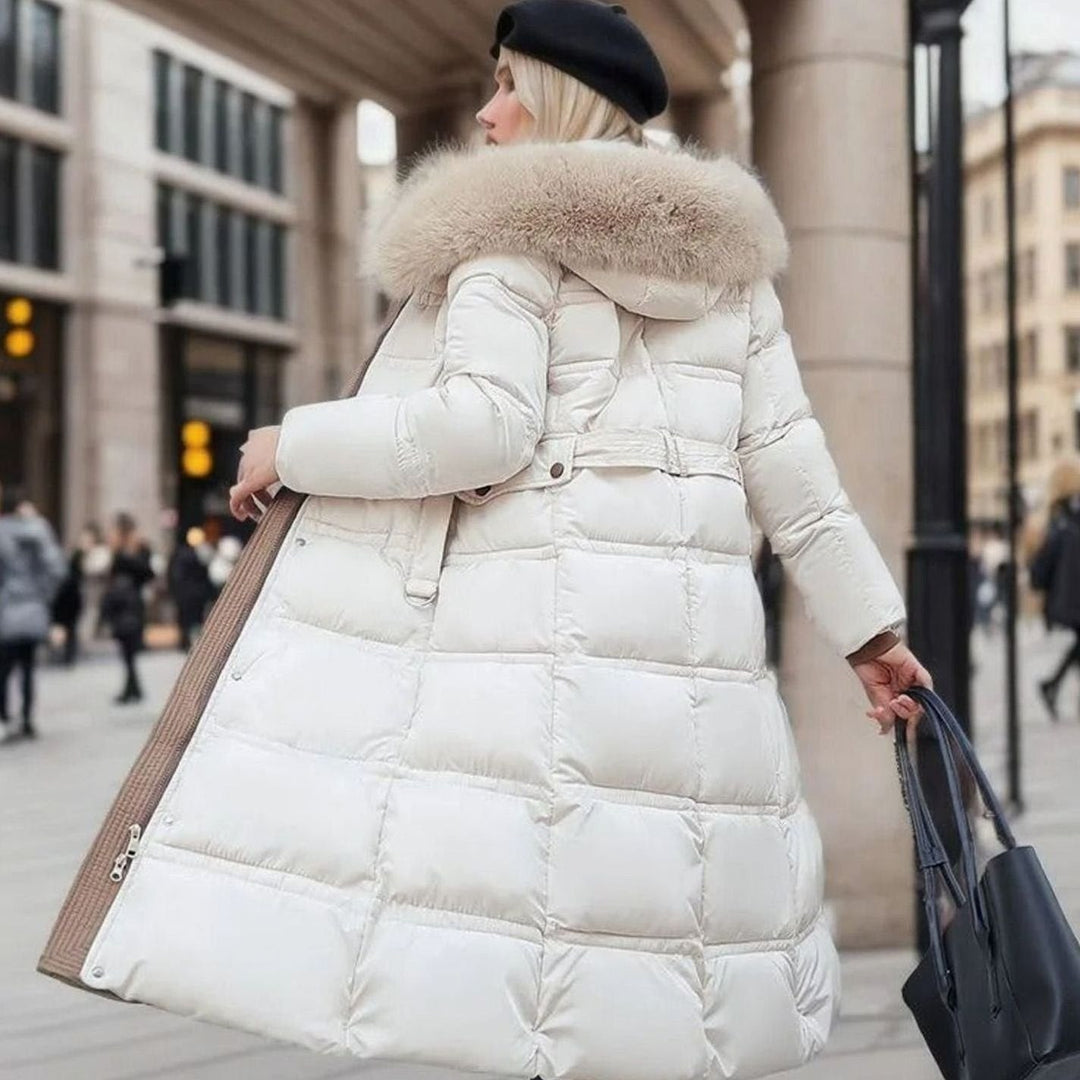 Agnes — Kuscheliger Wintermantel mit Kunstfell-Kapuze und Gürtel für Damen, Das Modehaus Luzern