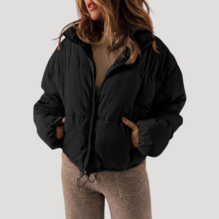 Aline — Warme kurze wattierte Winterjacke für Damen mit hohem Kragen, Das Modehaus Luzern
