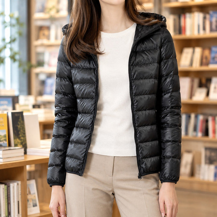Annina — Leichte Damen-Winterjacke mit Daunen, Kapuze und Reissverschluss, Das Modehaus Luzern