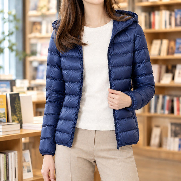 Annina — Leichte Damen-Winterjacke mit Daunen, Kapuze und Reissverschluss, Das Modehaus Luzern