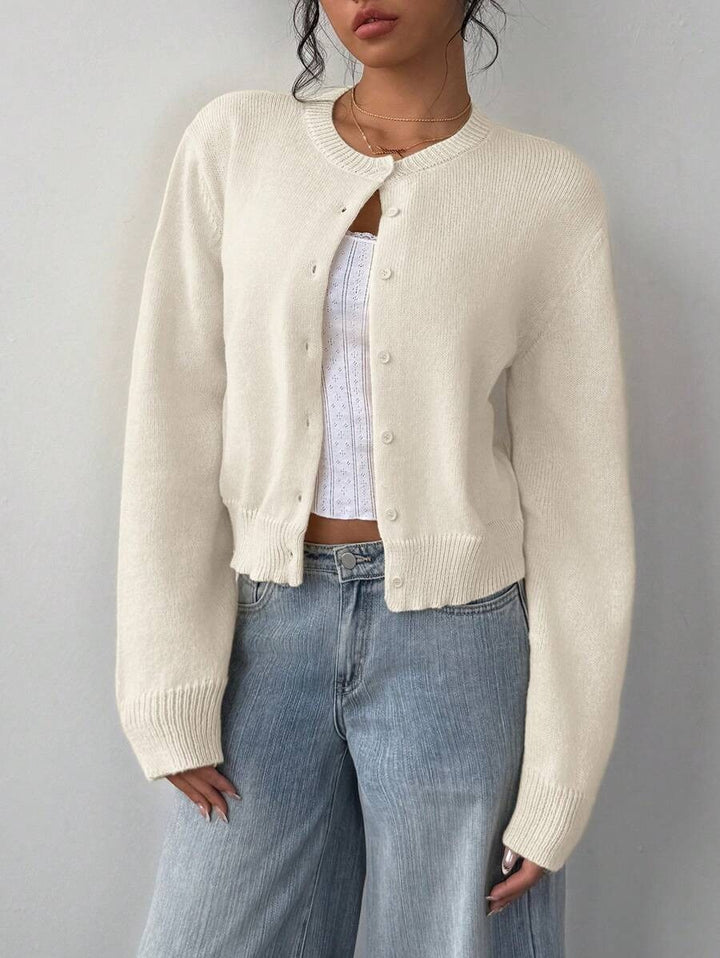 Antonia — Weicher kurzer Cardigan für Damen mit Rundhals und Knopfleiste, Das Modehaus Luzern