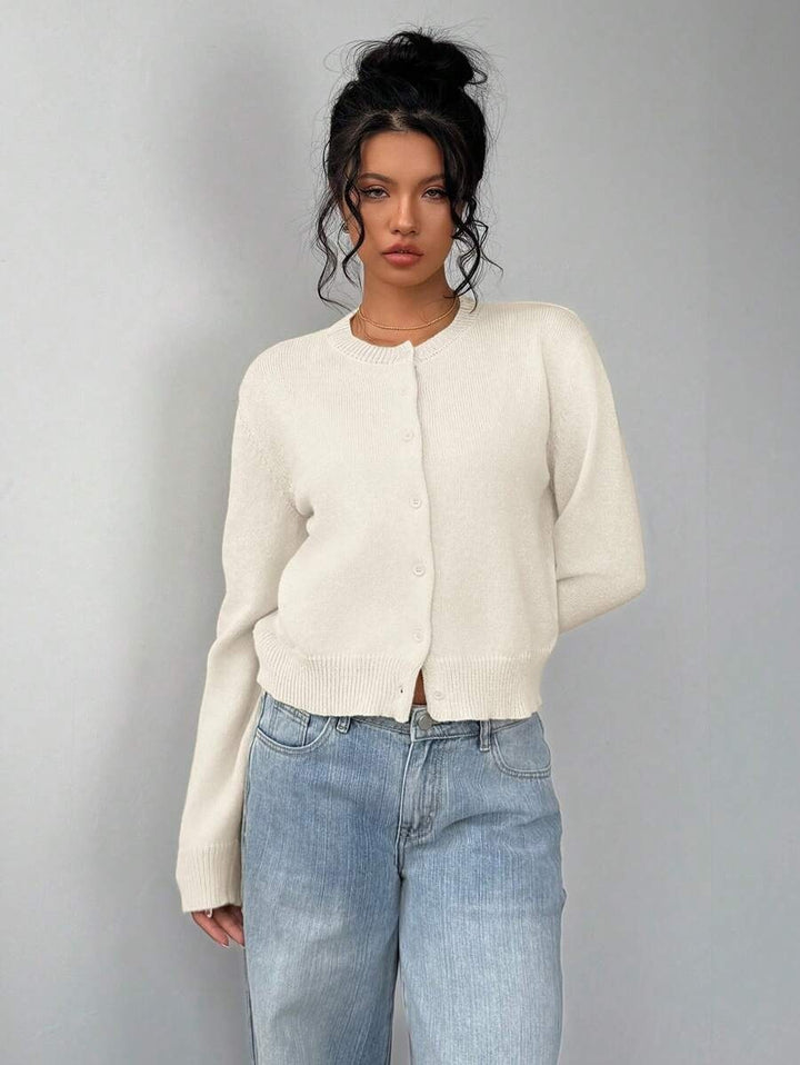 Antonia — Weicher kurzer Cardigan für Damen mit Rundhals und Knopfleiste, Das Modehaus Luzern