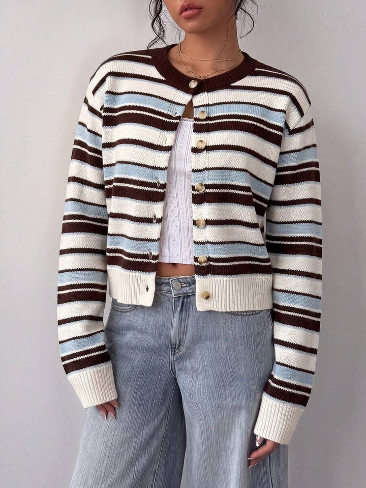 Antonia — Weicher kurzer Cardigan für Damen mit Rundhals und Knopfleiste, Das Modehaus Luzern
