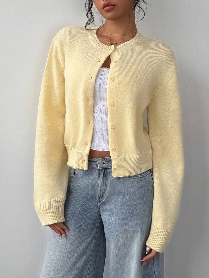 Antonia — Weicher kurzer Cardigan für Damen mit Rundhals und Knopfleiste, Das Modehaus Luzern