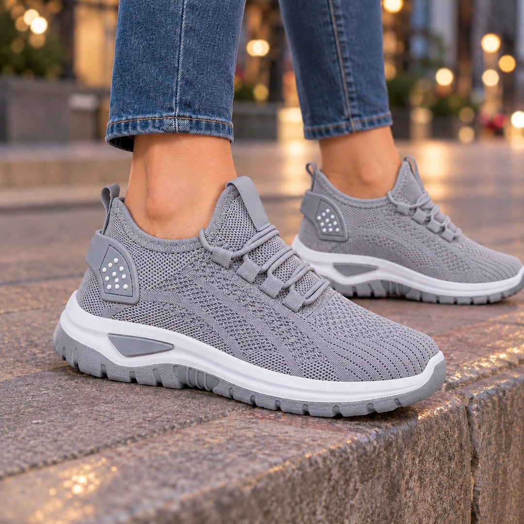 Astrid — Leichte atmungsaktive Sneakers für Damen aus Strick, Das Modehaus Luzern