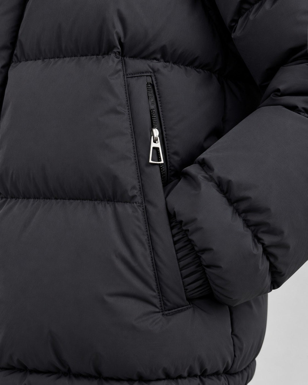 Barbara — Lässige Oversize Winterjacke für Damen mit Kapuze und Daunen, Das Modehaus Luzern