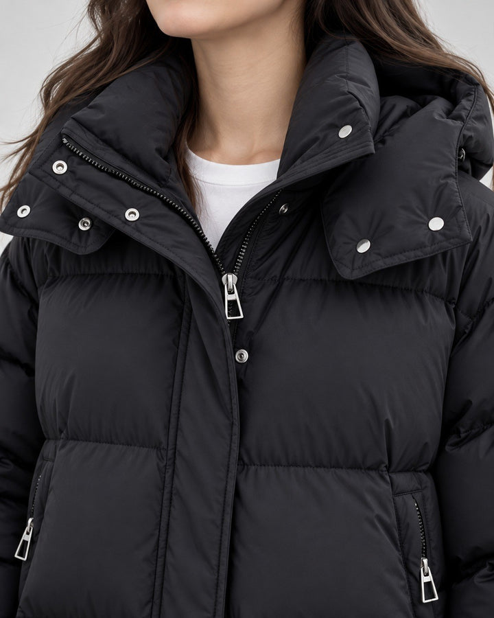 Barbara — Lässige Oversize Winterjacke für Damen mit Kapuze und Daunen, Das Modehaus Luzern