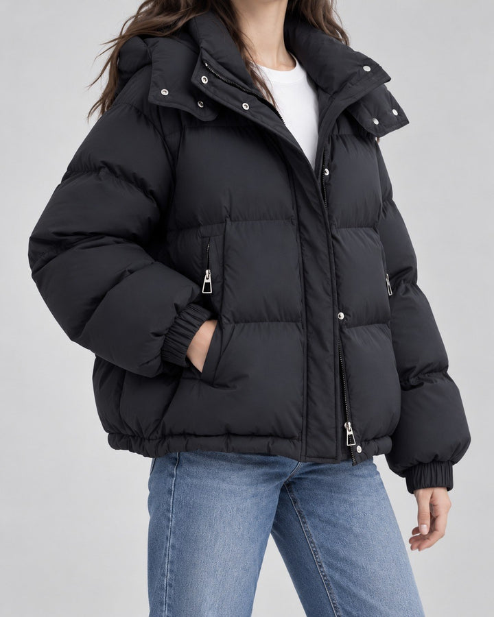 Barbara — Lässige Oversize Winterjacke für Damen mit Kapuze und Daunen, Das Modehaus Luzern