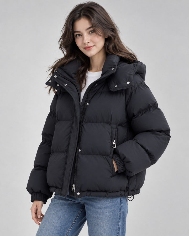 Barbara — Lässige Oversize Winterjacke für Damen mit Kapuze und Daunen, Das Modehaus Luzern