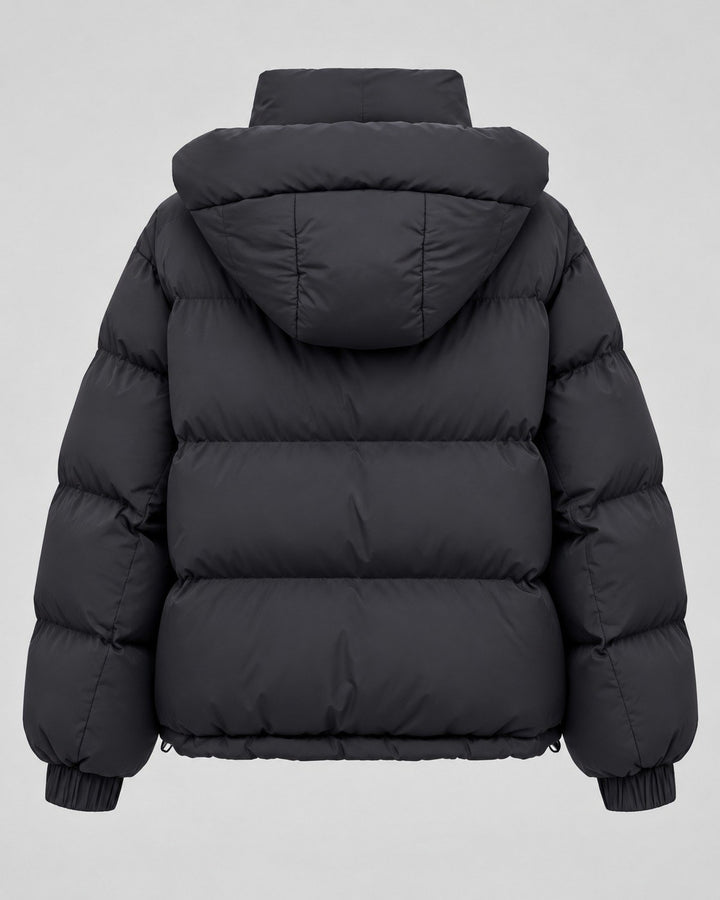 Barbara — Lässige Oversize Winterjacke für Damen mit Kapuze und Daunen, Das Modehaus Luzern