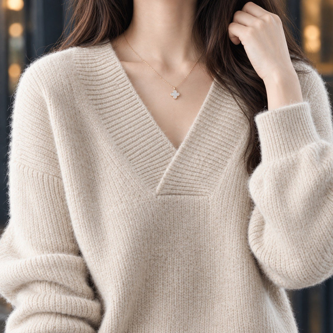 Carmen — Weicher lockerer Strickpullover für Damen mit V Ausschnitt, Das Modehaus Luzern