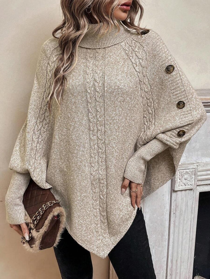 Carola — Weicher Poncho-Pullover für Damen mit Rollkragen und Zopfmuster, Das Modehaus Luzern