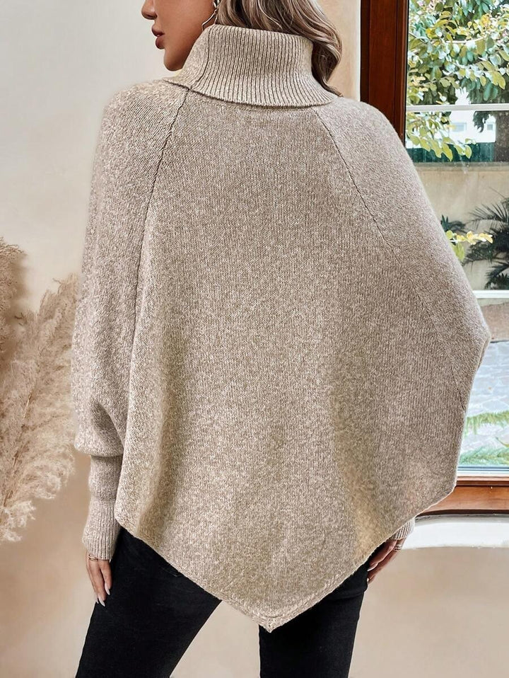Carola — Weicher Poncho-Pullover für Damen mit Rollkragen und Zopfmuster, Das Modehaus Luzern