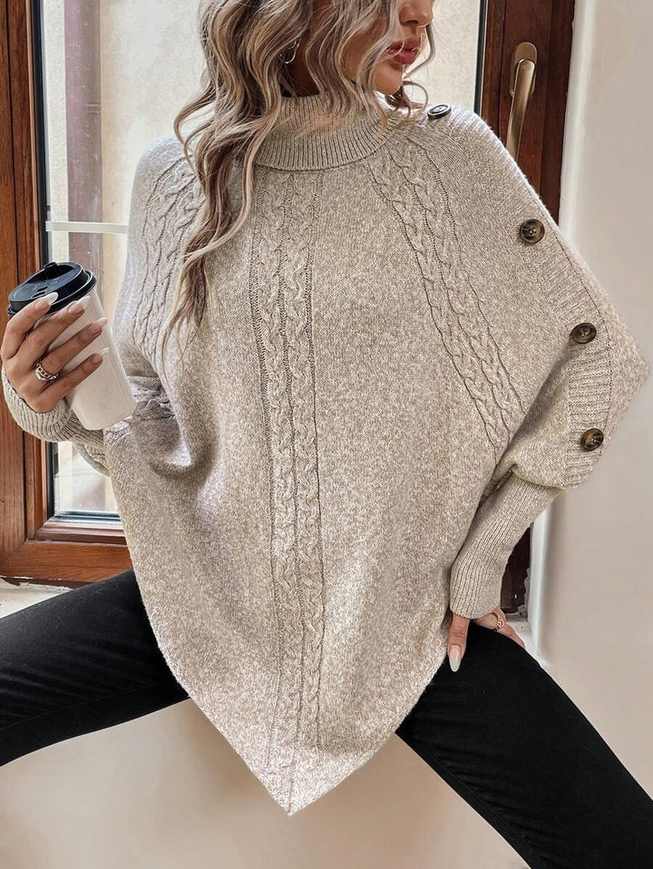 Carola — Weicher Poncho-Pullover für Damen mit Rollkragen und Zopfmuster, Das Modehaus Luzern