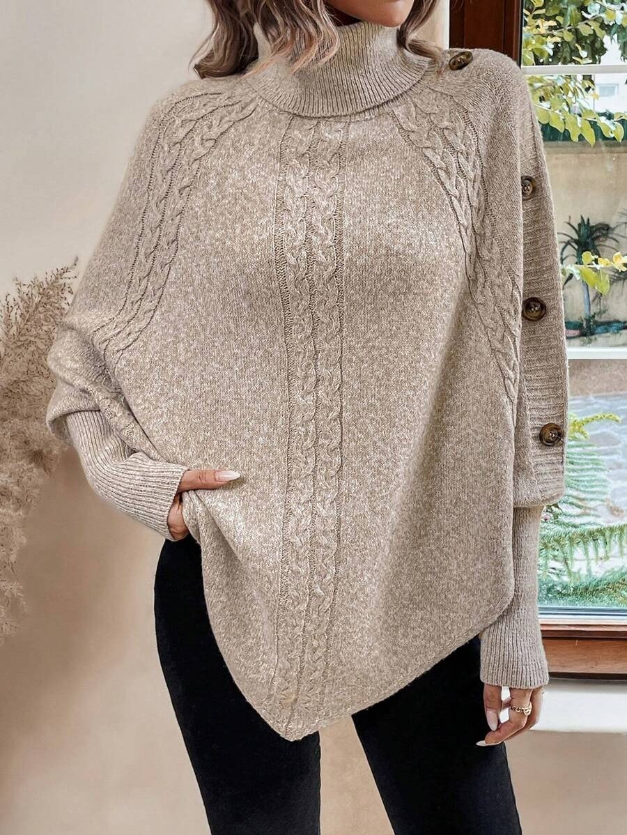 Carola — Weicher Poncho-Pullover für Damen mit Rollkragen und Zopfmuster, Das Modehaus Luzern