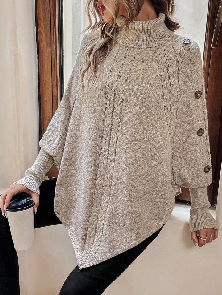 Carola — Weicher Poncho-Pullover für Damen mit Rollkragen und Zopfmuster, Das Modehaus Luzern