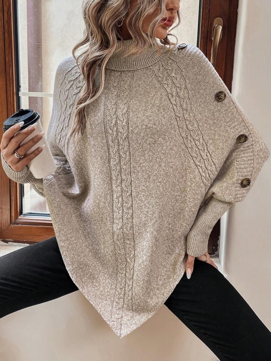 Carola — Weicher Poncho-Pullover für Damen mit Rollkragen und Zopfmuster, Das Modehaus Luzern