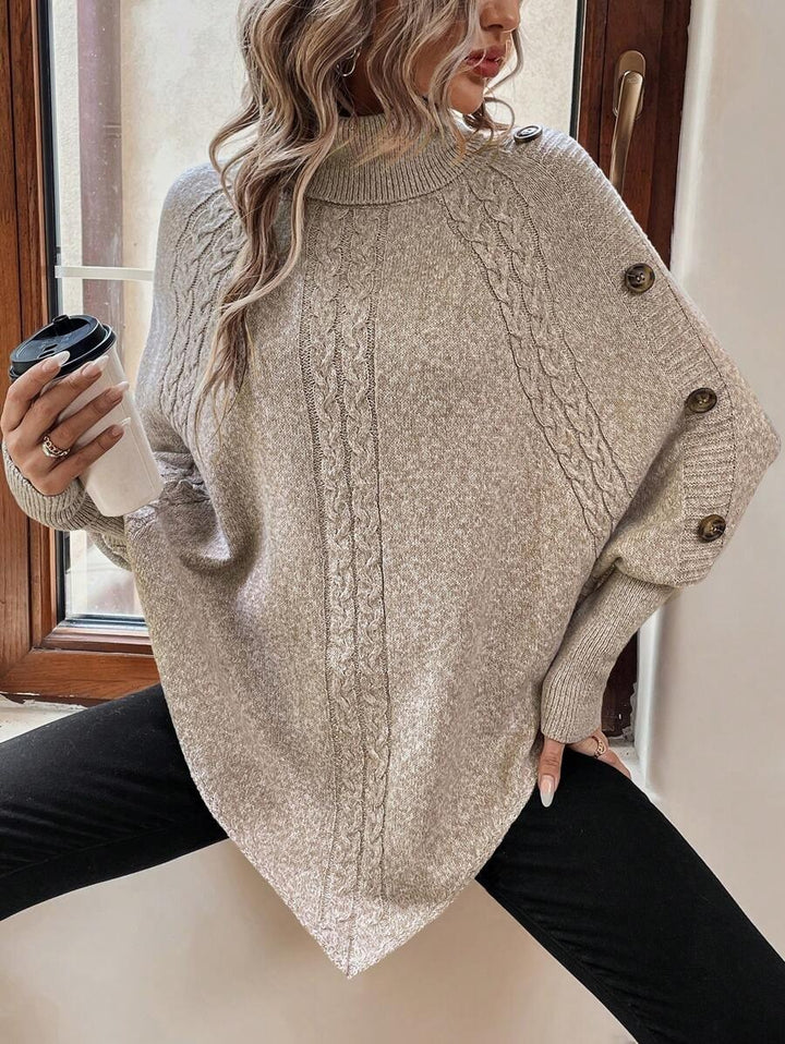 Carola — Weicher Poncho-Pullover für Damen mit Rollkragen und Zopfmuster, Das Modehaus Luzern