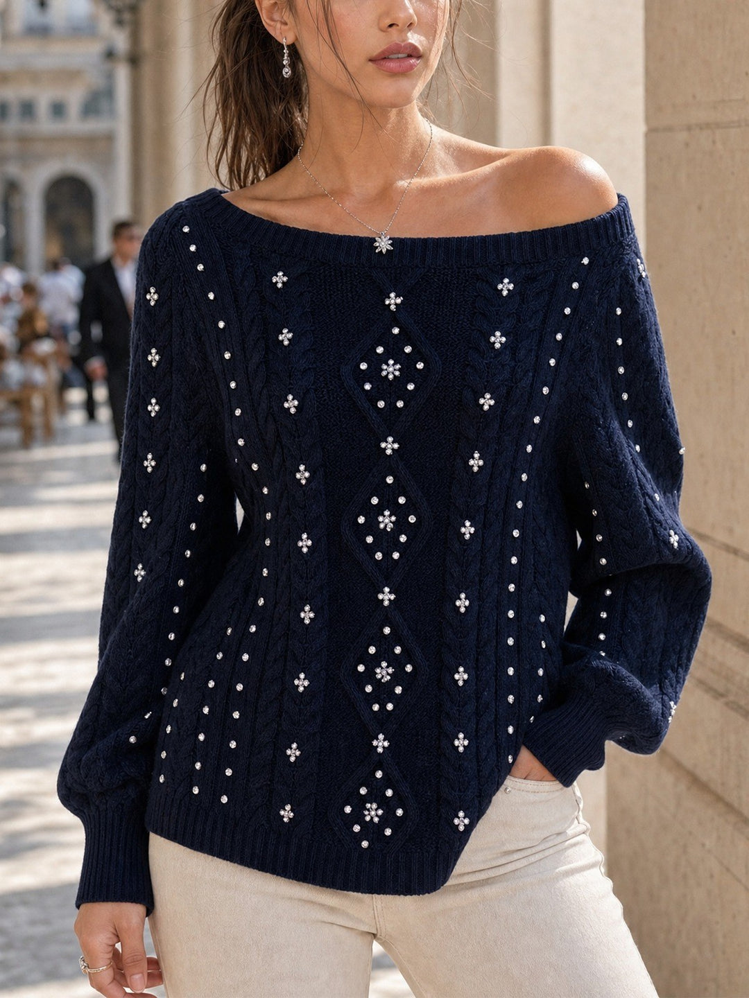 Dora — Weicher schulterfreier Strickpullover für Damen mit Zopfstrick, Das Modehaus Luzern