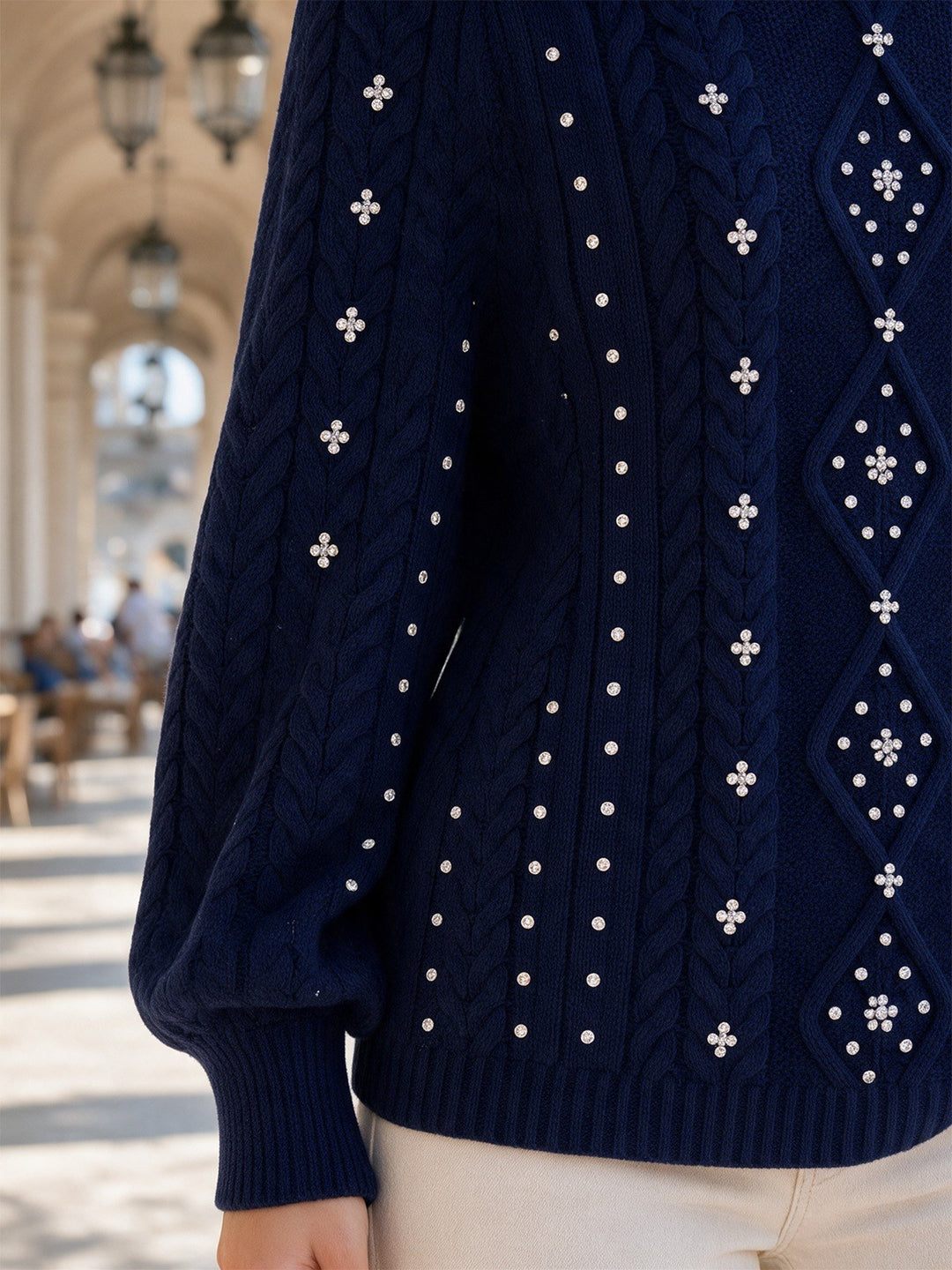 Dora — Weicher schulterfreier Strickpullover für Damen mit Zopfstrick, Das Modehaus Luzern