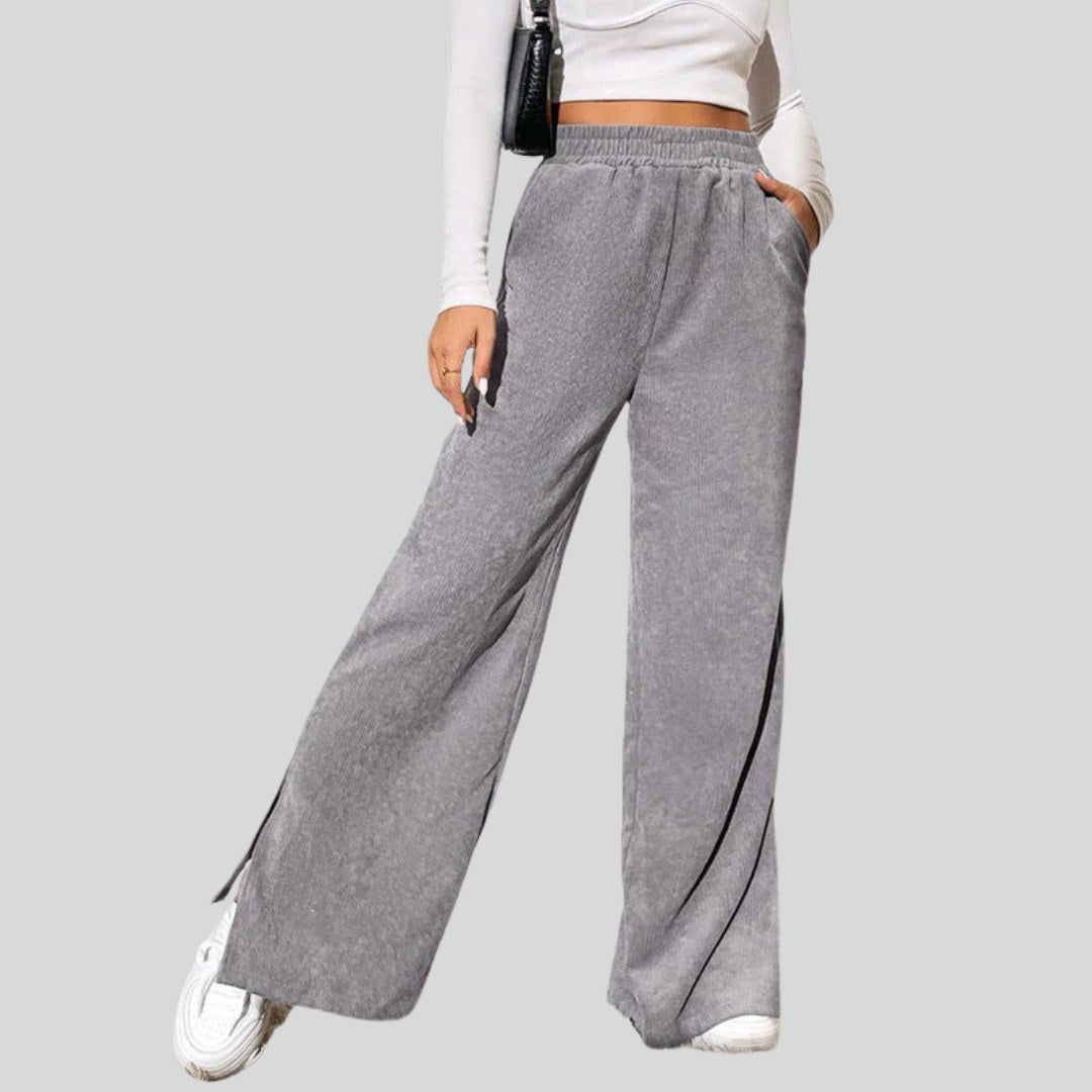 Doris — Bequeme Trainerhose für Damen mit weitem Bein und Schlitz am Saum, Das Modehaus Luzern