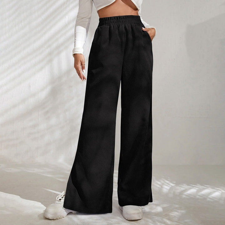 Doris — Bequeme Trainerhose für Damen mit weitem Bein und Schlitz am Saum, Das Modehaus Luzern
