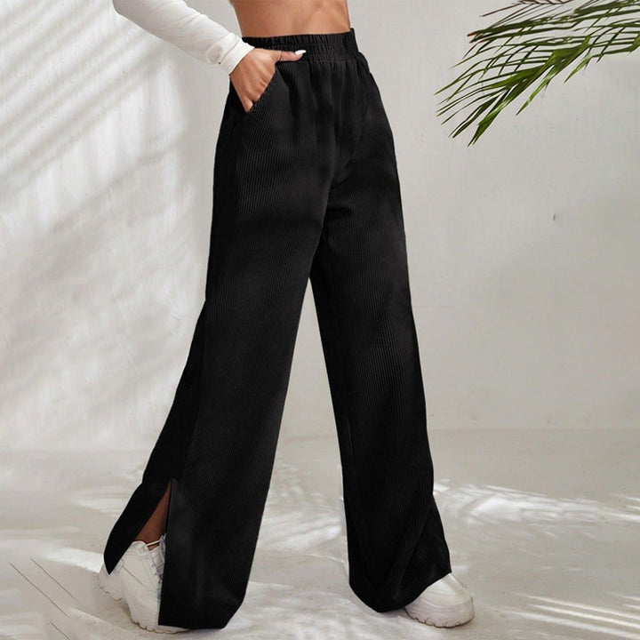 Doris — Bequeme Trainerhose für Damen mit weitem Bein und Schlitz am Saum, Das Modehaus Luzern