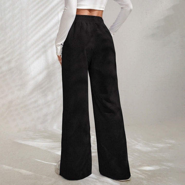 Doris — Bequeme Trainerhose für Damen mit weitem Bein und Schlitz am Saum, Das Modehaus Luzern
