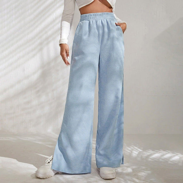 Doris — Bequeme Trainerhose für Damen mit weitem Bein und Schlitz am Saum, Das Modehaus Luzern