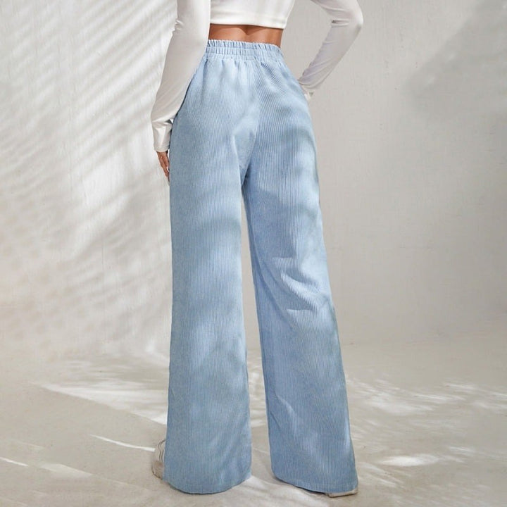 Doris — Bequeme Trainerhose für Damen mit weitem Bein und Schlitz am Saum, Das Modehaus Luzern