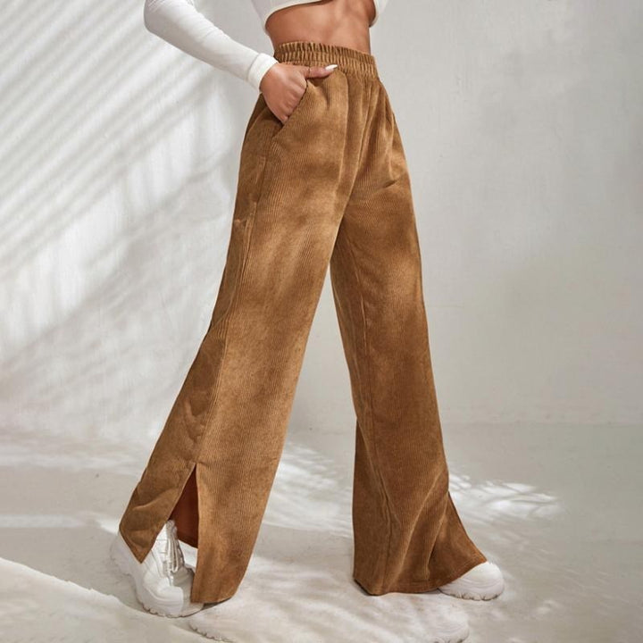 Doris — Bequeme Trainerhose für Damen mit weitem Bein und Schlitz am Saum, Das Modehaus Luzern