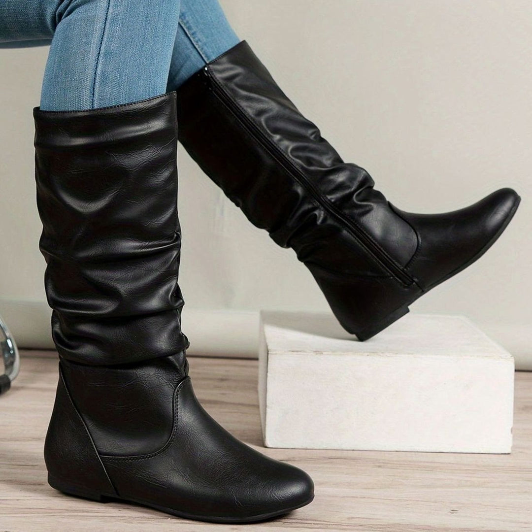 Eliane — Elegante flache wadenhohe Stiefel für Damen mit Reissverschluss, Das Modehaus Luzern