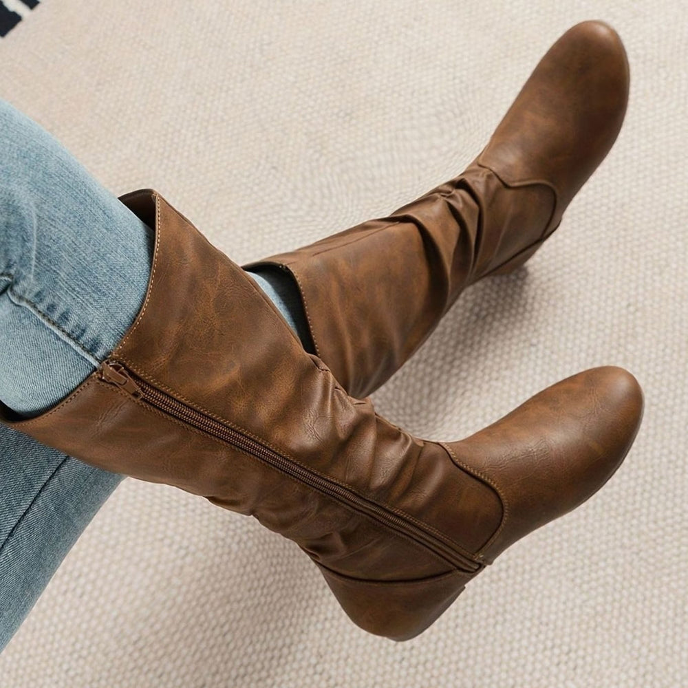 Eliane — Elegante flache wadenhohe Stiefel für Damen mit Reissverschluss, Das Modehaus Luzern
