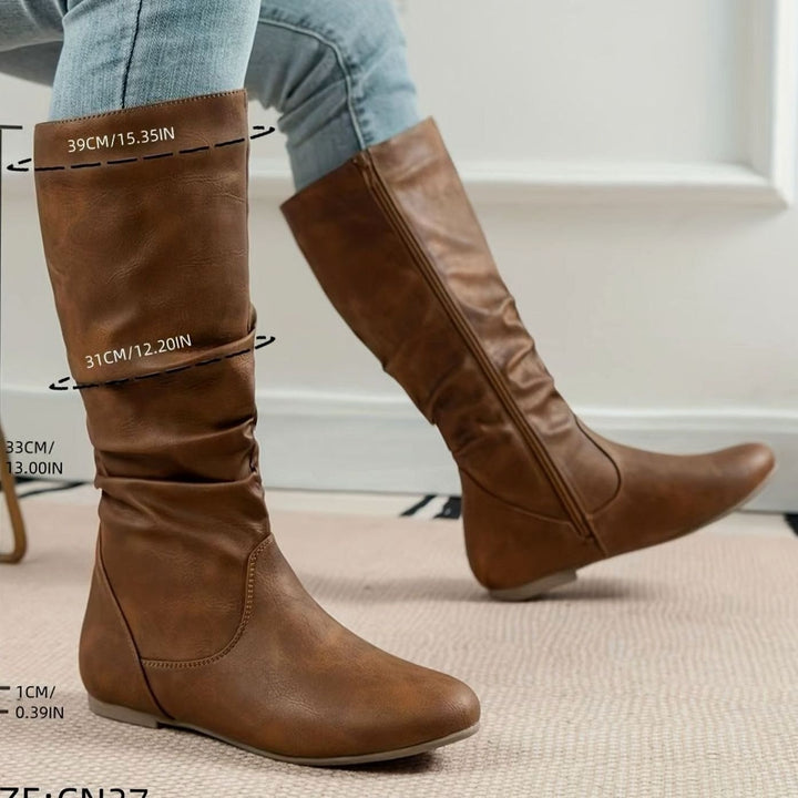 Eliane — Elegante flache wadenhohe Stiefel für Damen mit Reissverschluss, Das Modehaus Luzern