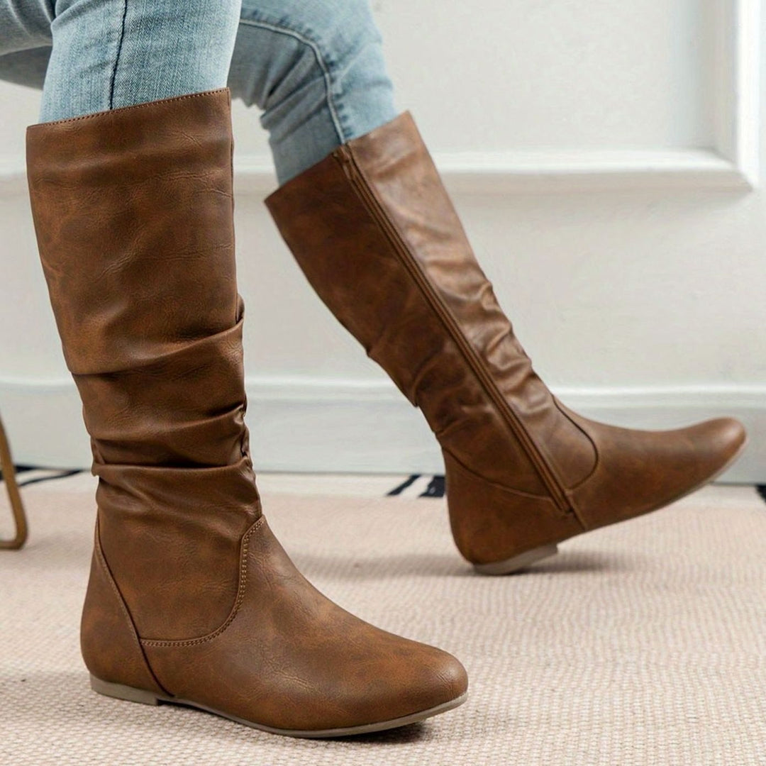 Eliane — Elegante flache wadenhohe Stiefel für Damen mit Reissverschluss, Das Modehaus Luzern