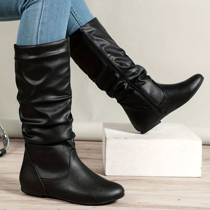 Eliane — Elegante flache wadenhohe Stiefel für Damen mit Reissverschluss, Das Modehaus Luzern