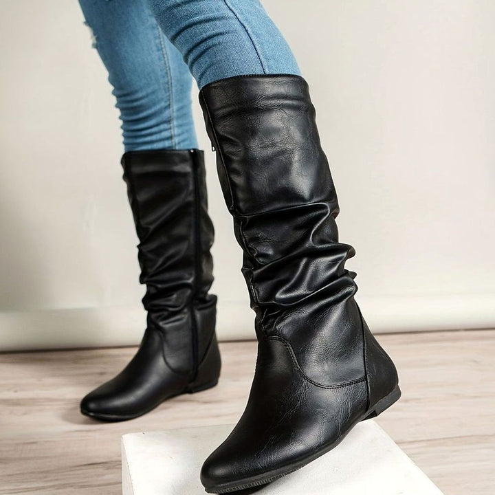 Eliane — Elegante flache wadenhohe Stiefel für Damen mit Reissverschluss, Das Modehaus Luzern