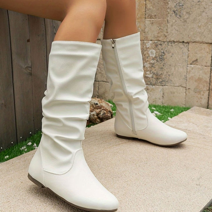 Eliane — Elegante flache wadenhohe Stiefel für Damen mit Reissverschluss, Das Modehaus Luzern