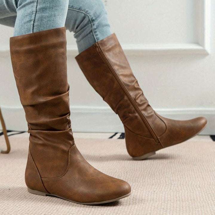 Eliane — Elegante flache wadenhohe Stiefel für Damen mit Reissverschluss, Das Modehaus Luzern