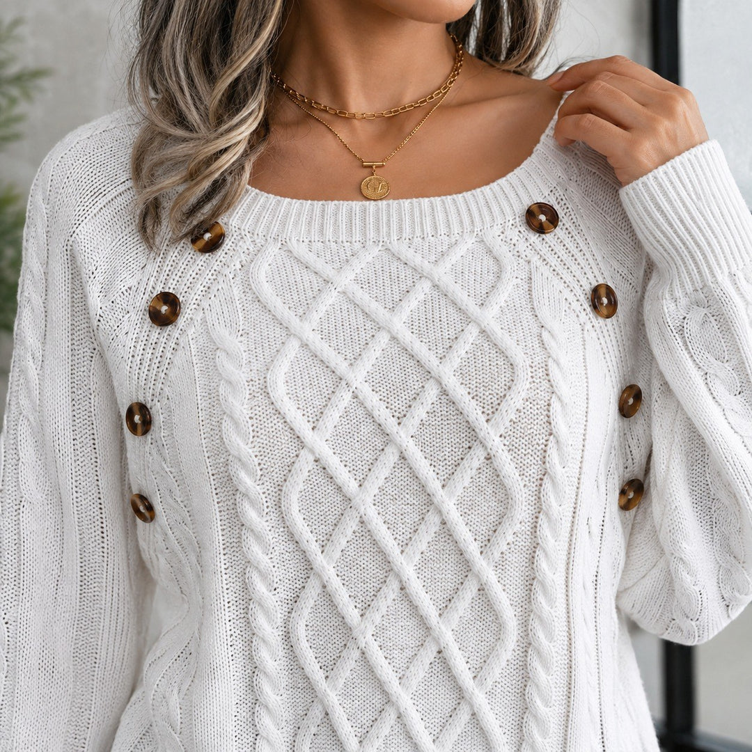 Elsa — Weicher lockerer Strickpullover für Damen mit Zopfmuster und Knöpfen, Das Modehaus Luzern