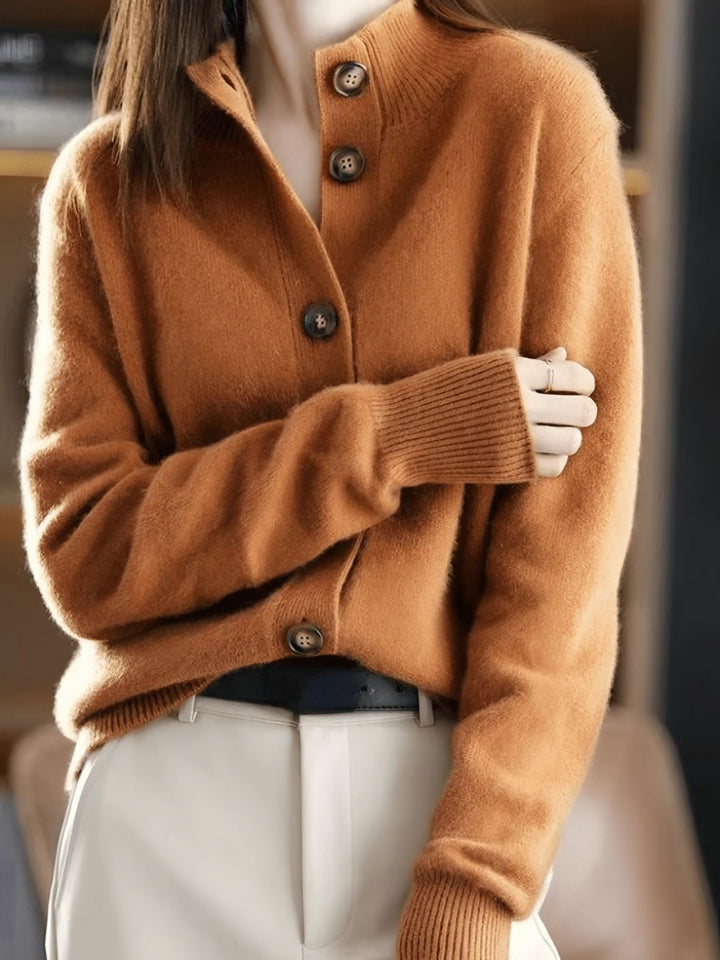 Elvira — Weicher Cardigan mit Stehkragen und Bündchen für Damen, Das Modehaus Luzern
