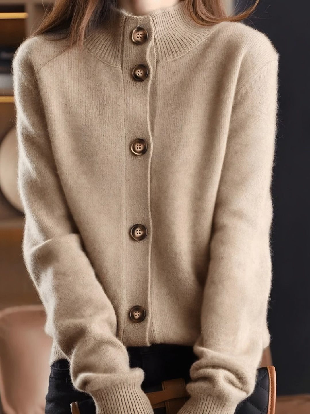 Elvira — Weicher Cardigan mit Stehkragen und Bündchen für Damen, Das Modehaus Luzern