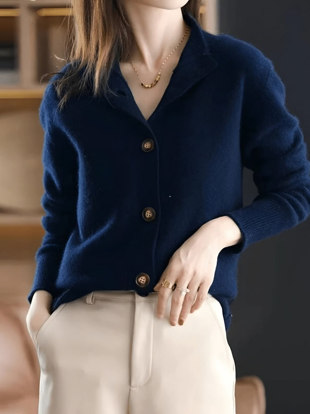 Elvira — Weicher Cardigan mit Stehkragen und Bündchen für Damen, Das Modehaus Luzern