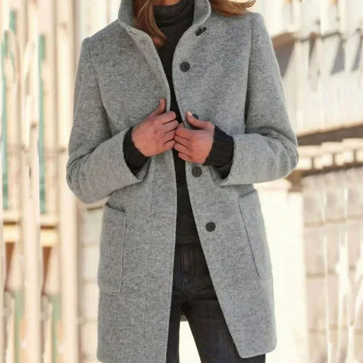 Fabienne — Warmer Wintermantel mit Stehkragen und Knöpfen für Damen, Das Modehaus Luzern