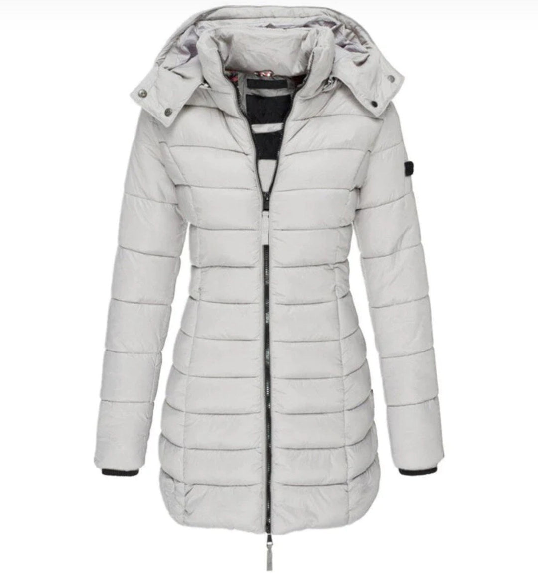 Flavia — Weiche Winterjacke für Damen mit Kapuze und feiner Steppung, Das Modehaus Luzern